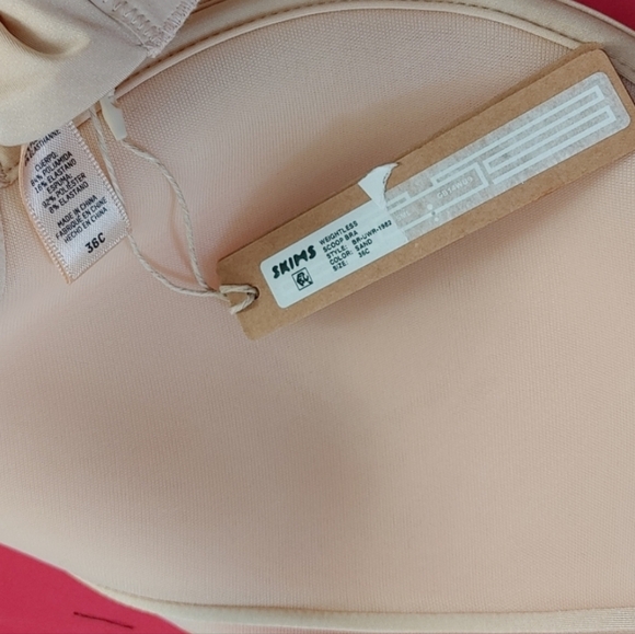 SKIMS Weightless Scoop Bra - Picture 11 of 15